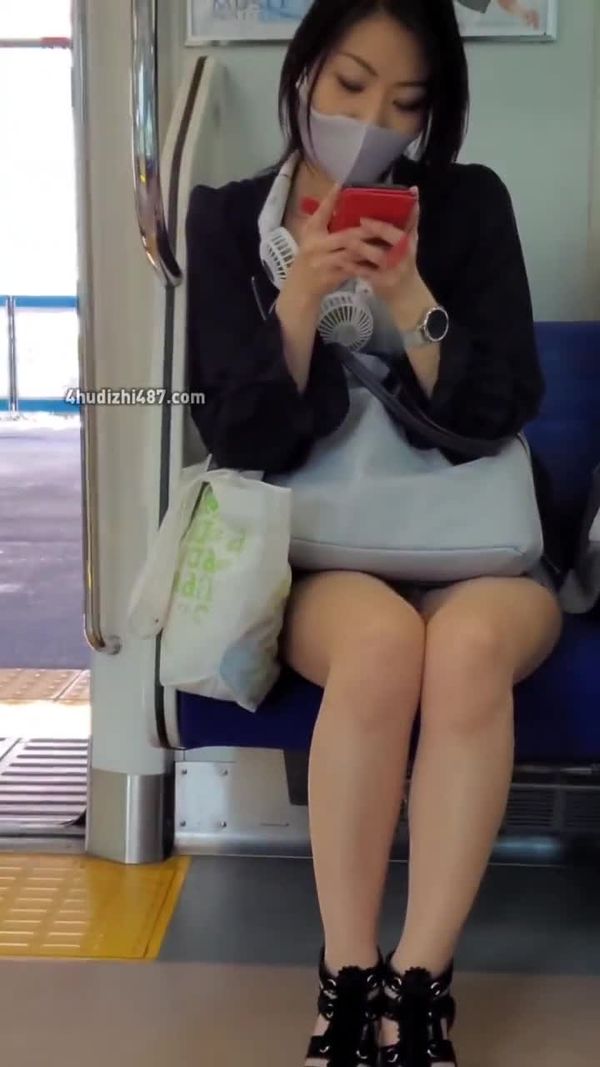 #日本痴汉偷怕裙下风光偷窥偷拍面对面牛仔短裙肉丝美腿超淫荡打开双腿让你看