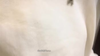 “刚才她给我口半天没硬 看你一摸我瞬间硬邦邦硬”这绿帽能处 自己干一半打电话喊好兄弟来一起操 生怕自己满足不了 看着兄弟玩女友奶子 鸡巴邦邦