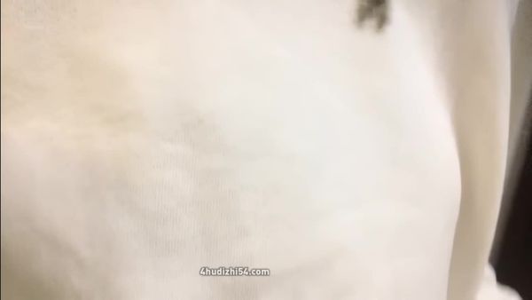 “刚才她给我口半天没硬 看你一摸我瞬间硬邦邦硬”这绿帽能处 自己干一半打电话喊好兄弟来一起操 生怕自己满足不了 看着兄弟玩女友奶子 鸡巴邦邦
