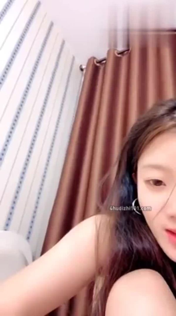 很有感觉的大耳环美女主播全程露脸大秀直播跟狼友撩骚互动粉嫩的骚穴特写展示道具抽插高潮不止好刺激