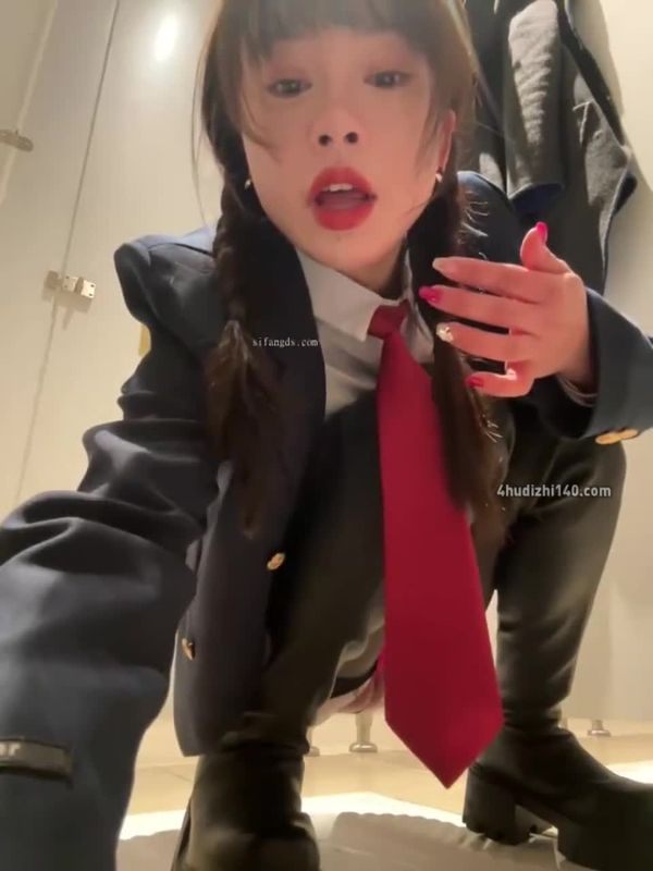 高颜值极品反差婊 黑长直双马尾纯欲眼睛妹 韩式jk校服开裆黑丝长腿丝袜美乳嫩穴 户外公共男厕直播发骚挑逗跳蛋自慰,太刺激了话都不敢说怕被发现