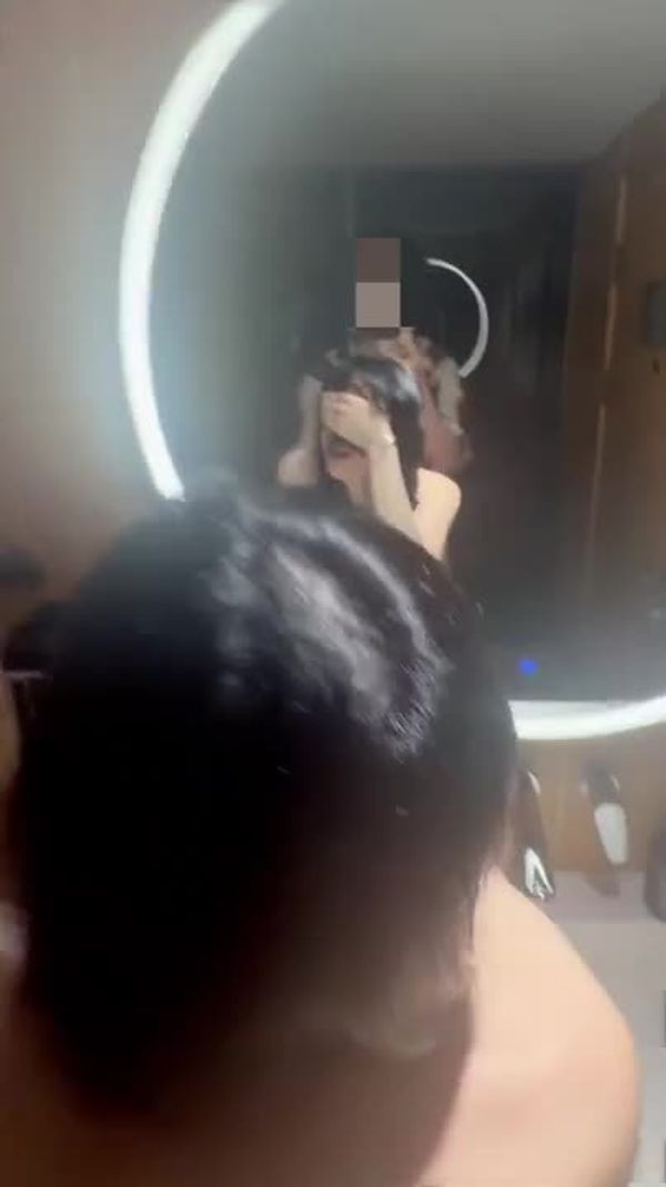 女大骗男友说去玩剧本杀,其实晚上与我在酒店门口被操的一地水