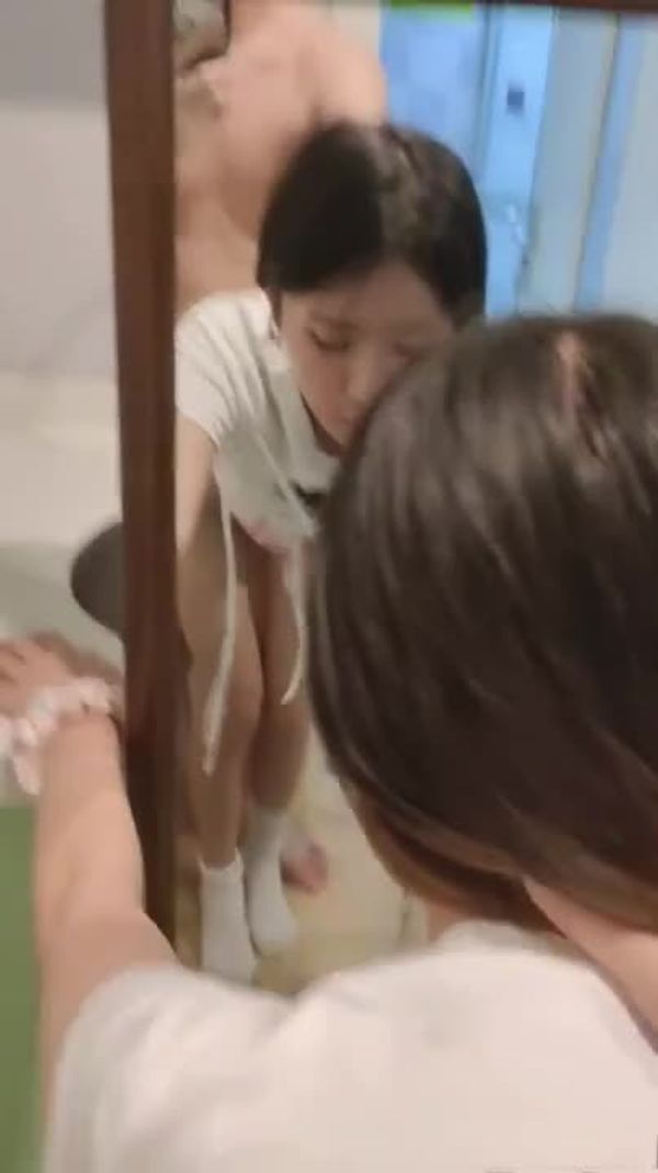 露脸后入长相清纯女大内心渴望被操的母狗