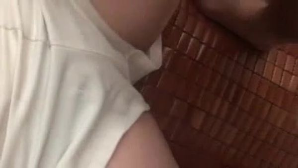 18岁饥渴小女友的白浆爱液