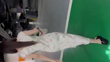 太刺激啦，车库开着闪光灯操极品女大。不敢叫出声。