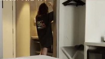 无套操刚给老公报备完的偷情人妻