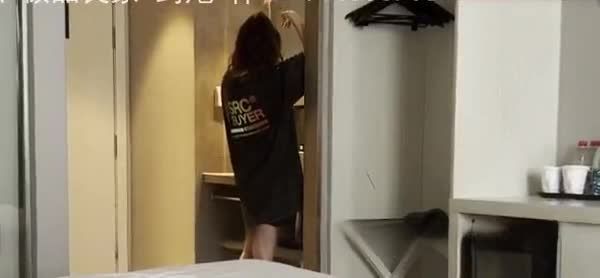 无套操刚给老公报备完的偷情人妻
