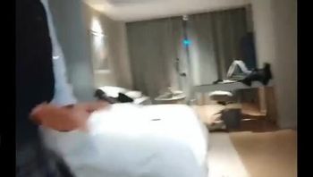 俩女约一男 竟然还偷录下来