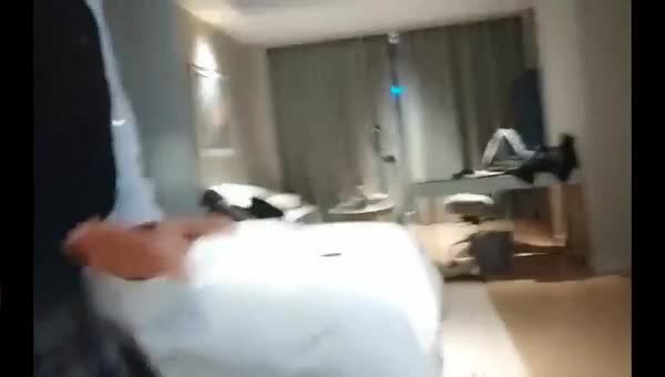俩女约一男 竟然还偷录下来