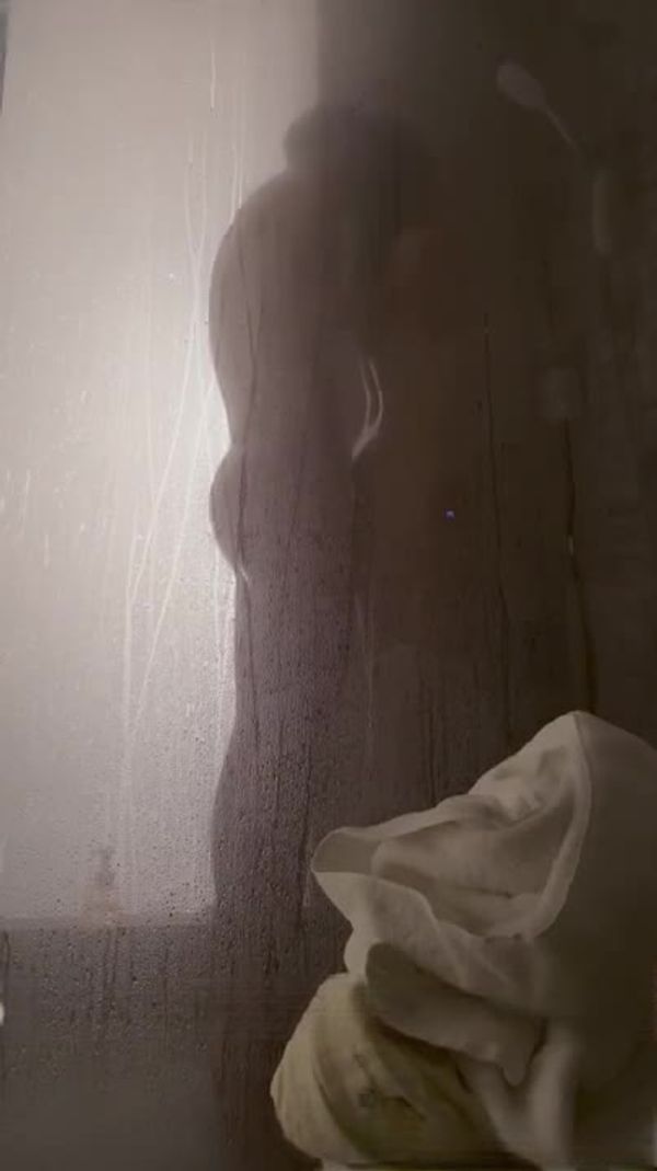 与女大母狗在淋浴间做爱,她疯狂喷水,说这辈子都没有过
