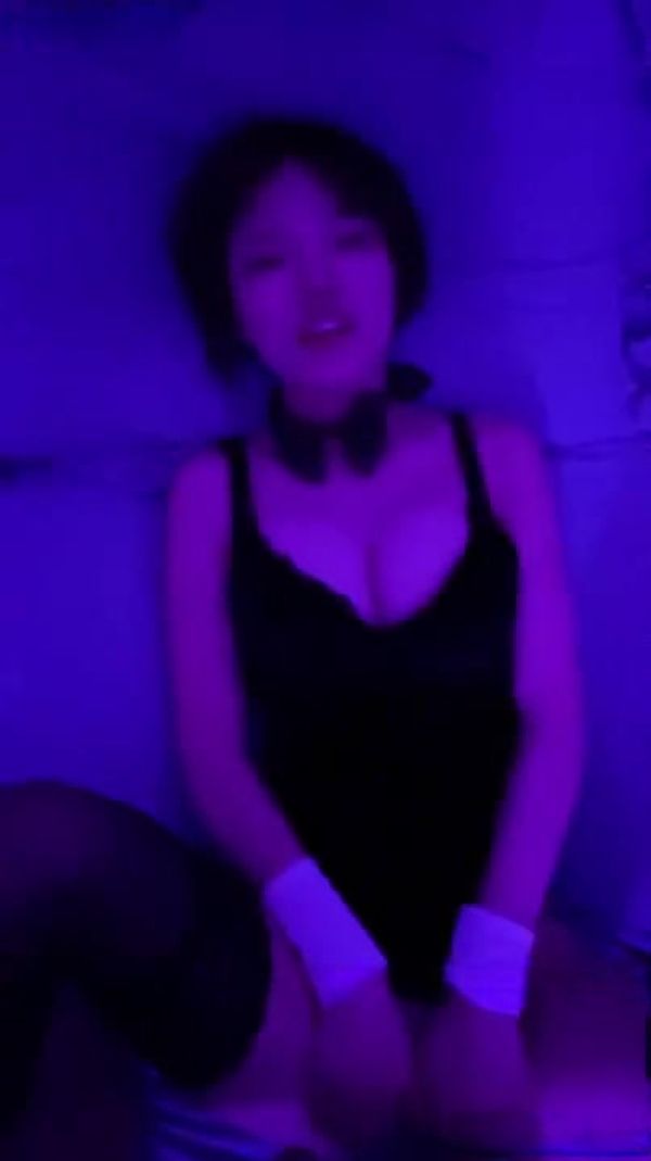 年轻人真会玩!开氛围灯玩变装只为男友操得更凶猛Q禁止内容