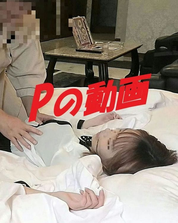 【极细ショート】おじさんのチポを耐えられるか疑问な程、华奢な大生に生挿入している动画。