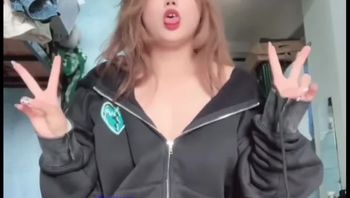 推特微坦女神希希重金私人订制露脸裸舞
