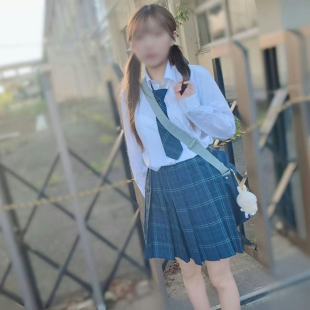 るんちゃんガッコウ帰りに车でお迎えパンツチェックのあとホテルに连れ込みハメ撮り