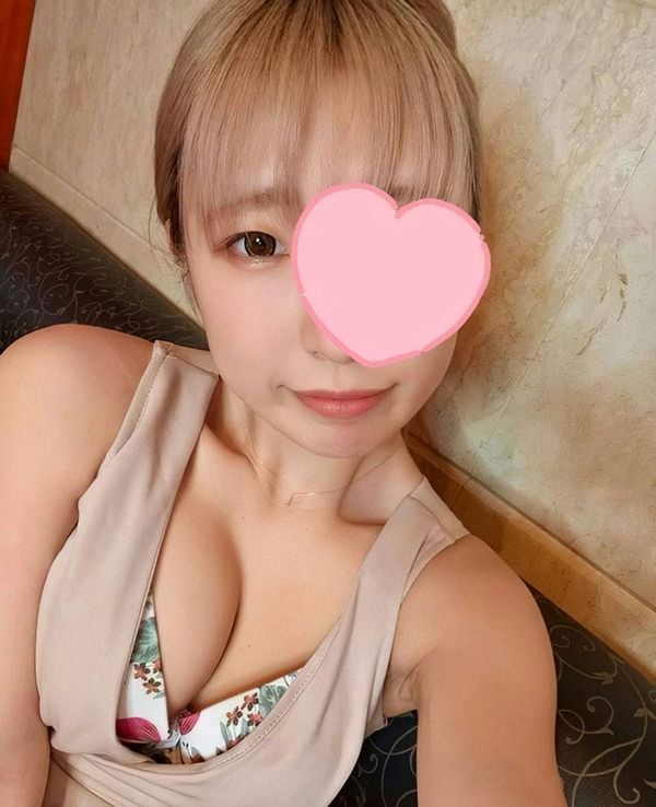 レイヤーが涙を流すまで鬼イラマ何度むせても执拗に喉奥を责め立て最后は喉奥発射