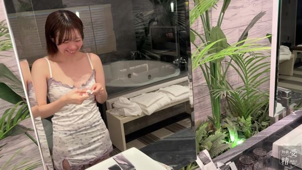 稀少】 乳がでる 新米水泳インストラクター。スク水ニーハイ 私物パジャマ大公开!圧倒的彼女感に大量3射精。2