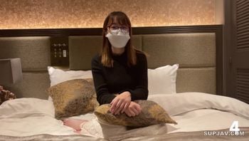 素朴なメガネOLをNTRハメ撮り。チンポにくる巨乳美マンを味わい穴の形が変わる上书きピストンからの溢れる大量中出し。