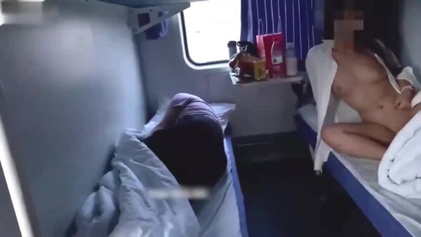 火车上少妇丰满诱惑自拍分享国产劲作