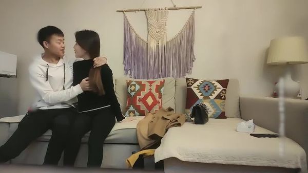 连射两发模特兼职外围,沙发调情聊天舌吻抠穴口交娇喘不断,香艳刺激