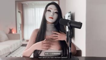 中国擦边女主播在直播时让外国人的大肉棒狠狠的干她