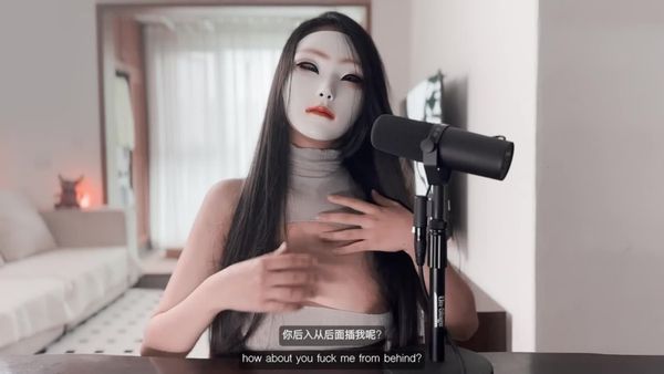 中国擦边女主播在直播时让外国人的大肉棒狠狠的干她