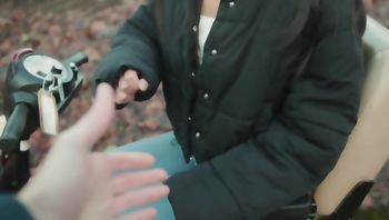 在公园里遇见一位美丽的残疾女孩，天呐，她竟然是处女