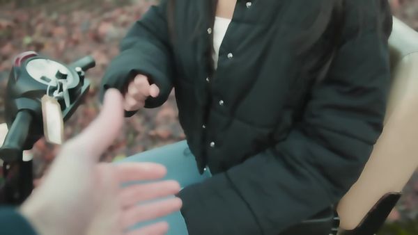 在公园里遇见一位美丽的残疾女孩,天呐,她竟然是处女