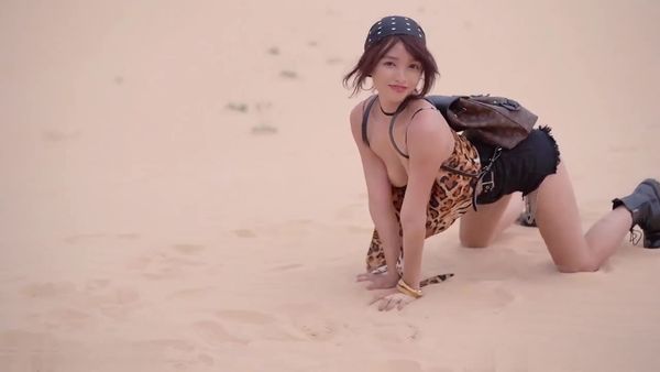 沙滩上失恋少女清纯自慰,国产户外露出诱惑