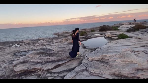海浪悬崖和欲望少妇