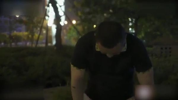 回家路上母亲被劫,热心男友出手相救,少妇感激自拍献身