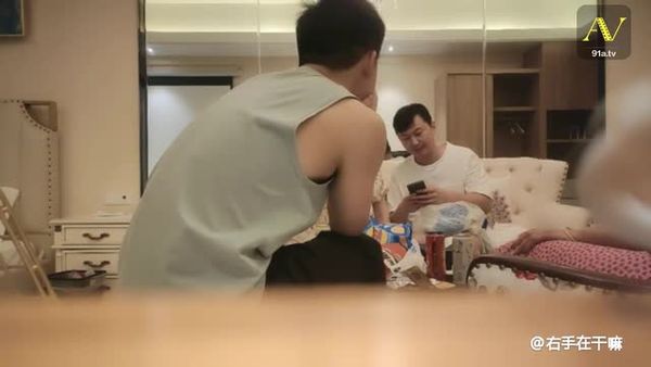 良家夫妻换妻游戏,女神婚纱女仆装双重诱惑