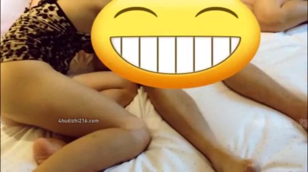 双飞两个极品少妇射肚子上