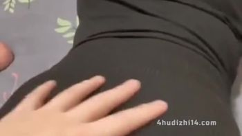 孩子在门外淫妻边和老公打电话边让野男人操自己骚逼