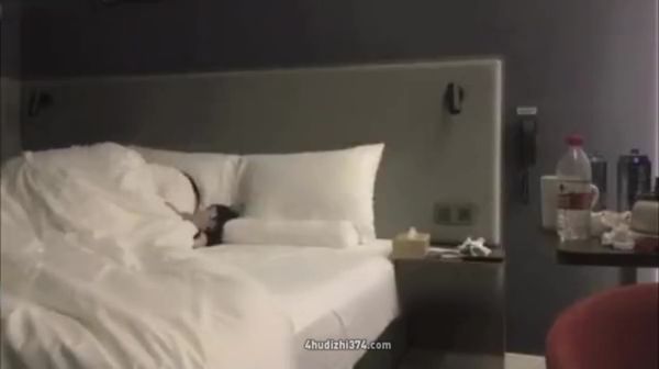 真实极品良家黑丝豹纹小妹妹,新套路欺骗说阳痿,上床邦邦硬无套插入