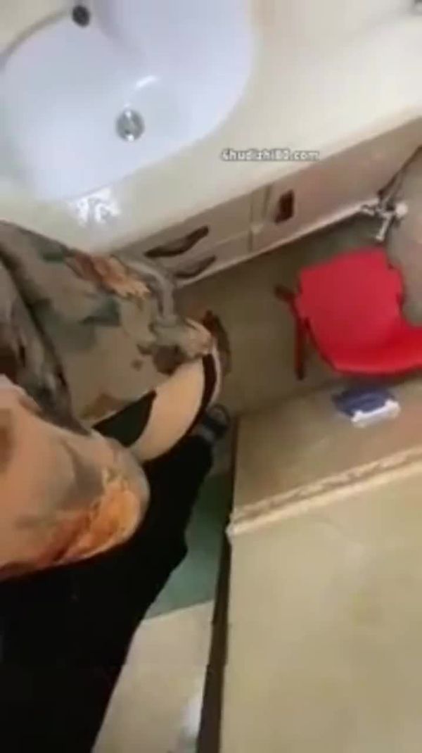 药 老婆在卧室陪闺蜜 我在厕所操她姐 真想把她们吸引过来