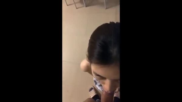 “你轻点!别被邻居听到了”女同事家客厅里偷情