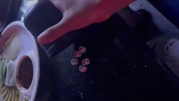 酒吧玩骰子一直赢，她喝了好多酒，直接带回酒店无套内射。