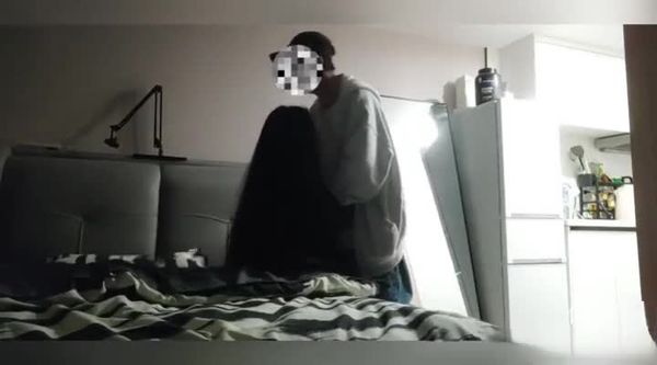 研究生千里送炮 到家了还在装纯 结果自己是个m 亲两下就湿了