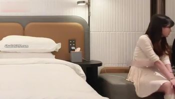 “你想干嘛呀”连着俩次把套操进逼里差点吓哭小姐姐