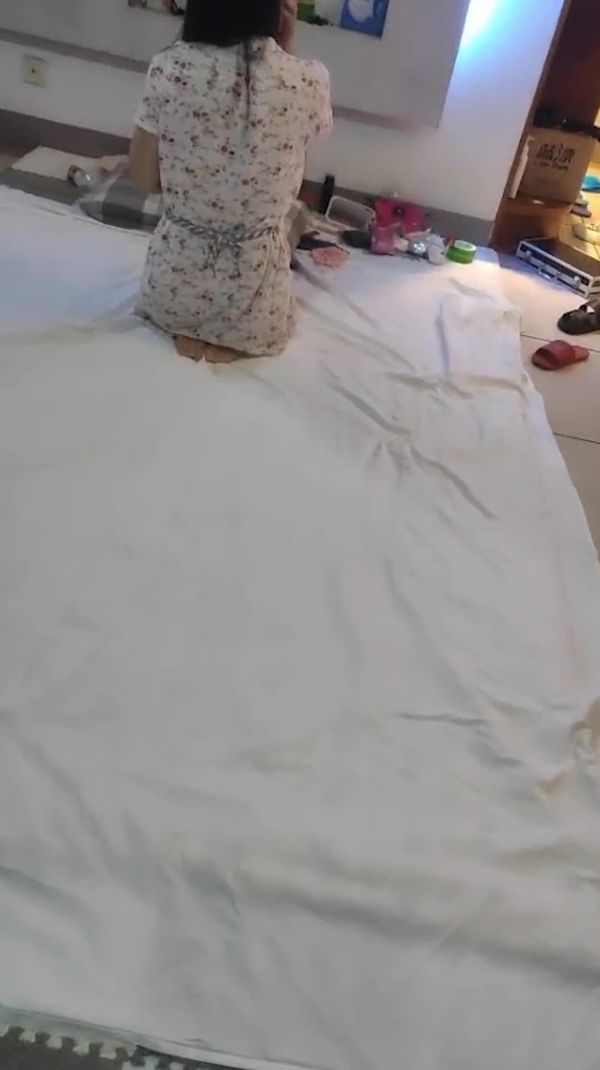好兄弟夫妻来家里玩换妻游戏 两个媳妇轮流上床 美乳摇曳激情四射