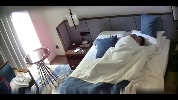 老板出差 带着秘书开房 性欲大起猛插小穴