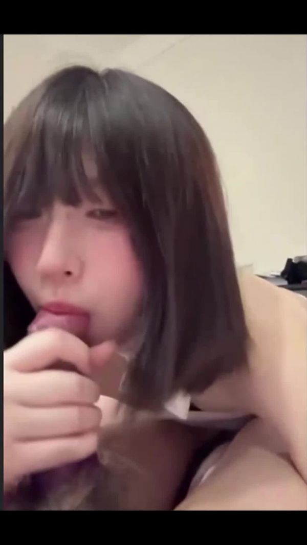 脚丫子嫩到让男友发疯的小母狗 穿各种情趣内衣跪着口交后主动骑乘位狂扭