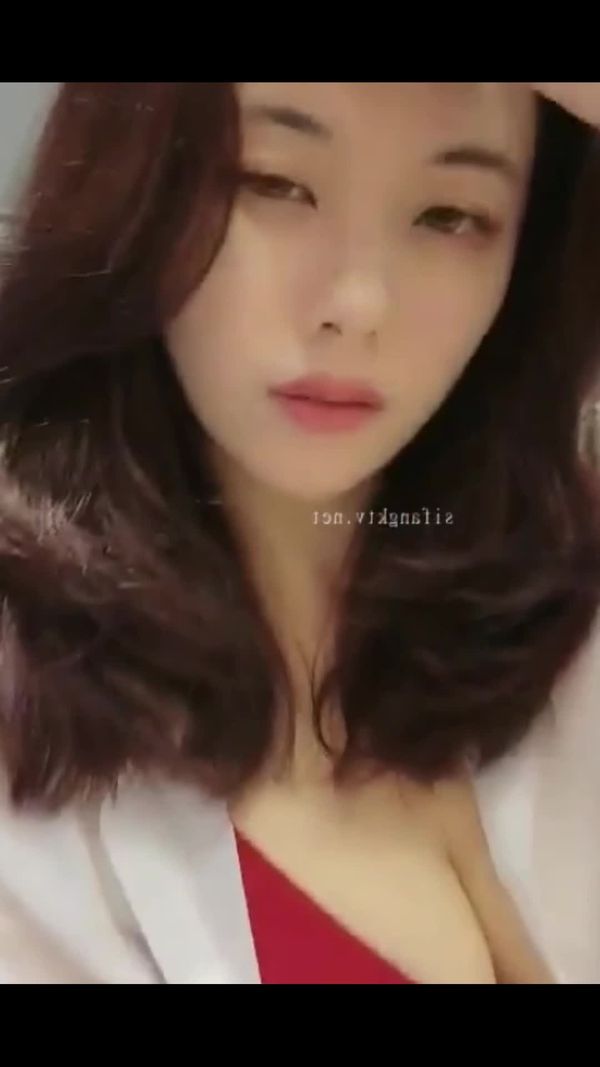 韵味少妇主动勾引抱着弟弟的头就往逼里钻
