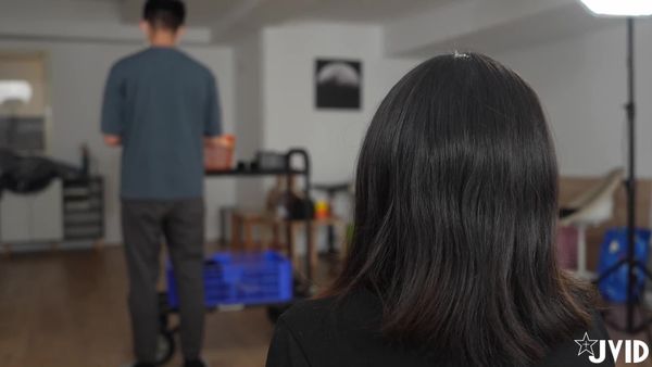 ~摄淫师开启摄助履历,我们的男摄助到底可以找到工作吗?男摄助使出了浑身解术来挑战!爱爱动作超精彩!