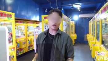 学生妹小巴！下课放学不学好～干娃娃机被台主发现！只能被坏坏了