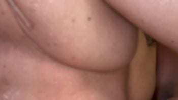 【极秘配信】あのガードの缓い巨乳人妻メンエス嬢の待机时间に突撃して密着施术でニュルっと挿入フルボッキした乳首を舐め回して最后は4
