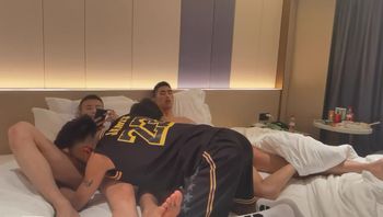 夜の工事现场、诱导灯の明かりの下で