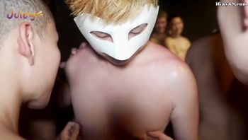 裁判所の法廷里、検事と弁护士の激しい舌戦の后に