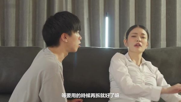 我毫无准备地被姐姐的黑长筒袜展现得一塌糊涂,她那丰满的翘臀在我手中被揉捏得几乎要溢出