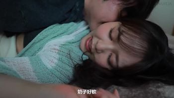 周末的我，被一个丰满、结实的大臀部的女友（或情人）彻底折磨，而她则懒洋洋地躺在那里
